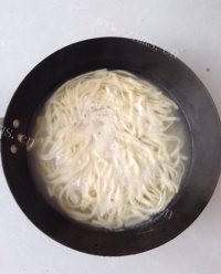 热腾腾的鸡蛋酱拌面做法图解13)