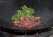 广式腊肠炒包菜做法图解4)