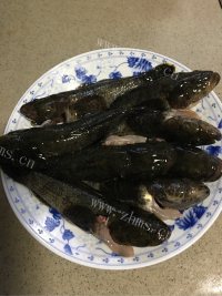 色泽诱人的红烧塘鳢鱼做法图解2)