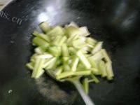 诱人的芹菜炒腐竹做法图解3)