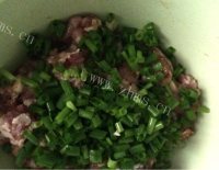 易做的葱香肉饼做法图解3)