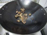 很有食欲的南瓜焖排骨做法图解4)