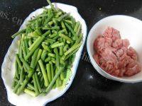 家常菜蒜苗炒肉做法图解1)