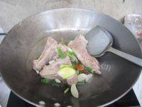 食欲满满的脊骨炖豆角做法图解5)