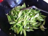 味道不错的芹菜炒肉做法图解6)