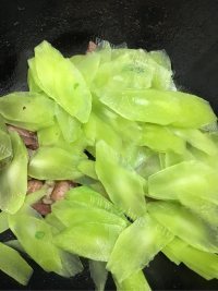 莴笋炒腊肉做法图解6)