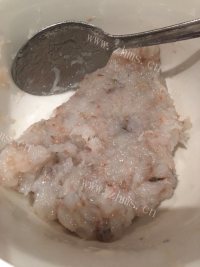 美味的干蒸鲜虾烧麦做法图解4)