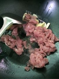 家常菜芹菜胡萝卜炒肉做法图解7)