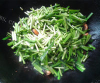 美味的韭菜梗爆炒淡菜做法图解6)