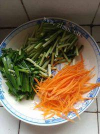 家常菜韭菜炒豆皮做法图解2)