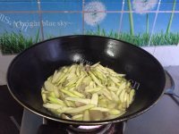 下饭的茭白炒肉做法图解6)
