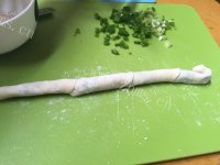 香飘十里的葱油饼做法图解3)
