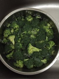 家常菜虾仁西兰花做法图解3)