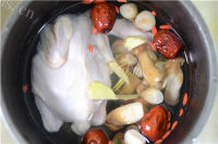 美味牛肝菌童子鸡汤做法图解3)