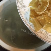 鲜美的鱼胶猪骨汤做法图解3)