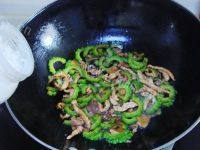 家常菜肉丝炒苦瓜做法图解11)