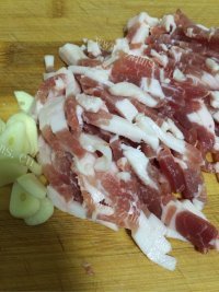 家常菜金针菇炒肉做法图解2)