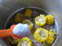 营养美味的青黄豆玉米肉骨汤做法图解9)