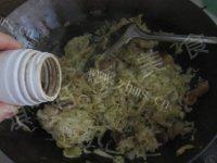家常菜猪肉酸菜炖粉条做法图解9)