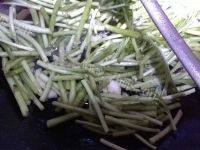 家常菜藜蒿炒腊肉做法图解8)