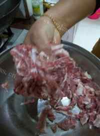 家常菜咸菜炒猪肉做法图解5)