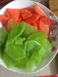 莴笋炒木耳做法图解3)