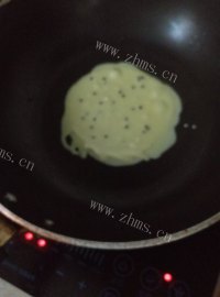 自制黑芝麻鸡蛋饼做法图解7)