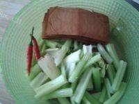 家常菜芹菜炒豆腐干做法图解1)