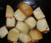 色味俱全的胡萝卜炒素鸡做法图解3)