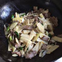 家常菜春笋炒肉片做法图解9)