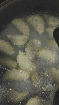 色泽不错的冰花煎饺做法图解4)
