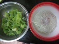芹菜炒粉条做法图解1)
