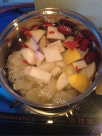 营养美味的银耳山药炖雪梨做法图解5)