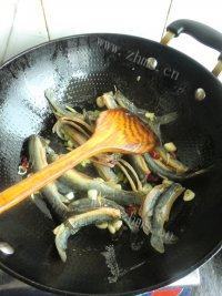 泥鳅炖豆腐自制做法图解4)