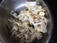 色泽鲜亮的花菜烧肉做法图解4)