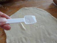 自制烫面葱花饼做法图解4)