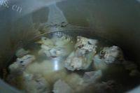 家常菜脊骨炖土豆做法图解2)