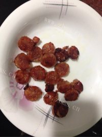 美味的腊肠鸡蛋炒饭做法图解4)