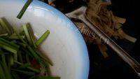 美味的韭菜炒豆腐皮做法图解7)
