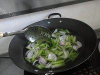 家常菜腊肠炒芹菜做法图解6)
