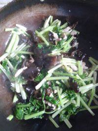 芹菜木耳炒肉丝做法图解8)