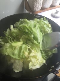 开胃的手撕包菜做法图解5)