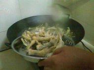 口感极佳的酱油鸡脚做法图解6)