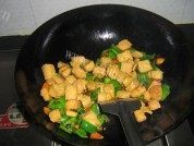 素炒豆腐泡做法图解4)