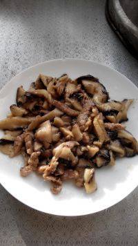 家常菜肉炒香菇