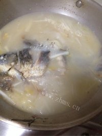香喷喷的鲫鱼萝卜丝汤做法图解2)