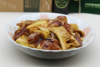 脆嫩可口的春笋炒腊肠做法图解8)