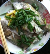 家常菜葱油鱼做法图解4)
