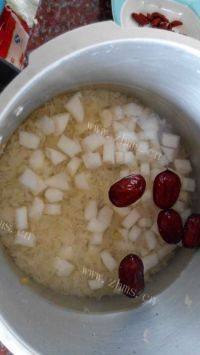 好吃的雪梨银耳汤做法图解2)