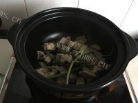 西红柿土豆牛腩煲做法图解2)